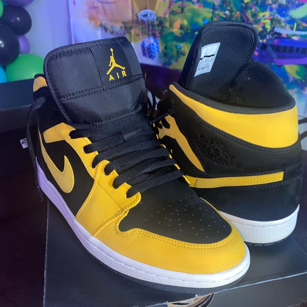 Air Jordan 1 Mid 
 BLACK / UNIVERSITY GOLD-WHITE
10.5